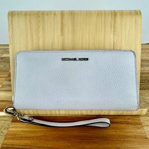 Michael Kors Wallet Wristlet Lavender Pebbled Leather‎ Zip Around
